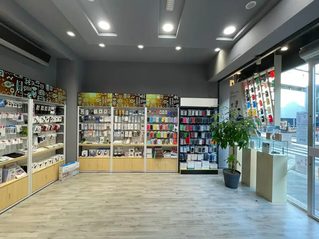 Interno del negozio PhoneMI Navigli in Corso San Gottardo a Milano