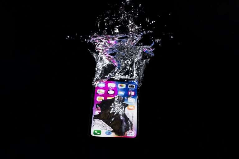 Cosa fare se il tuo smartphone cade in acqua: Guida al recupero 5 Cosa fare se il tuo smartphone cade in acqua: Guida al recupero
