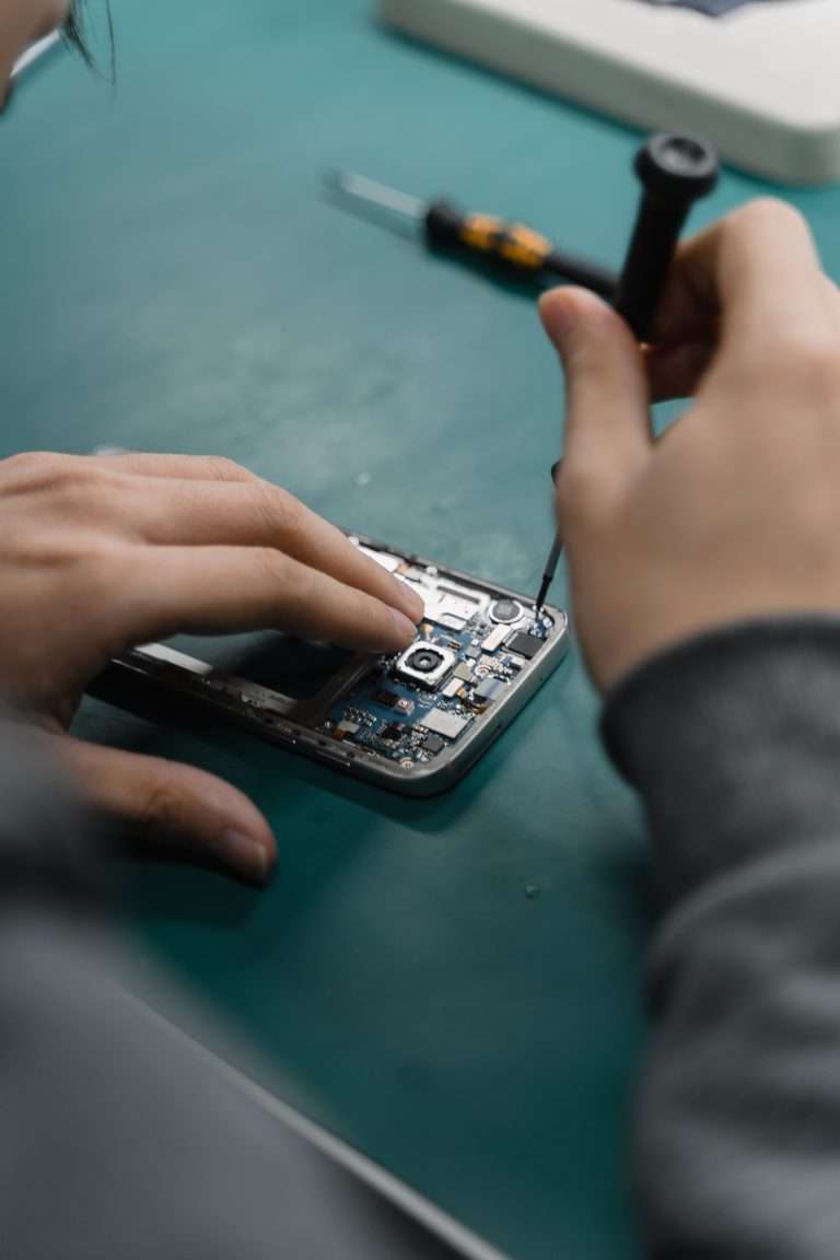 Scheda elettronica con microchip vista da vicino